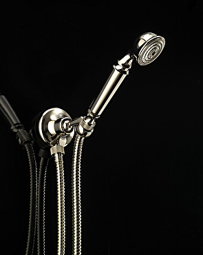 Duschsatz: Duschschlauch, Handbrause, Mauerhaken und Wasserkupplung